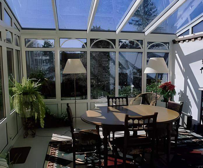 Véranda au design chaleureux Orne