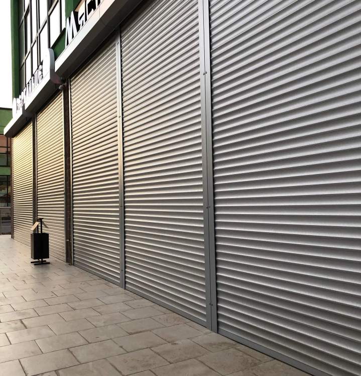 Modèle façade magasin avec rideaux métalliques Orne